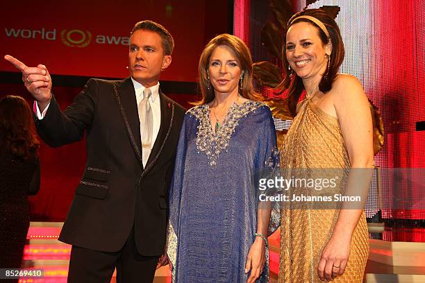 Vera Russwurm , Queen Noor of Jordan and Alfons Haider pose on stage after the Women's World Awards show on February 5, 2009 in Vienna, Austria.