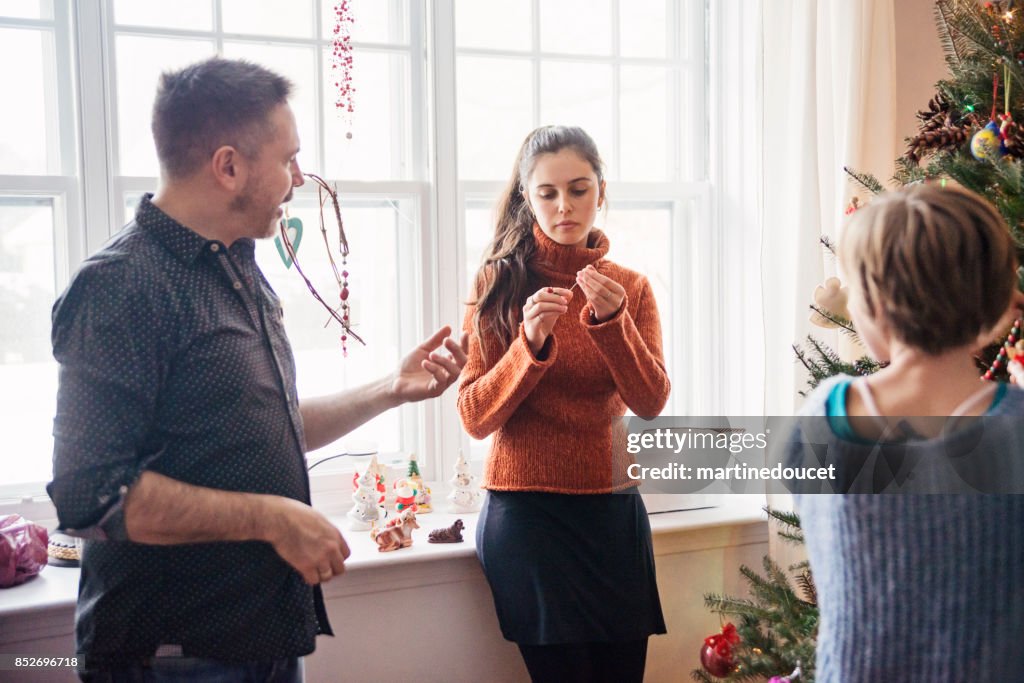 Familie kerstboom thuis verfraaien.