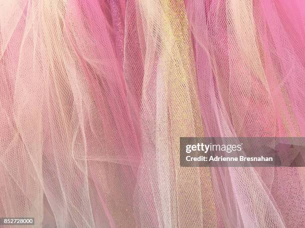 pastel pink and gold gauze fabric, full frame - tulle en matière textile photos et images de collection