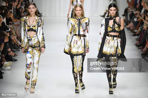 Versace Models Group Of Versace Models Photos and Premium High Res Pictures - Getty Images