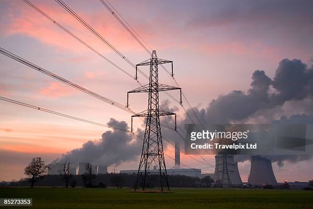 drax coal fired power station - electricity pylon 個照片及圖片檔