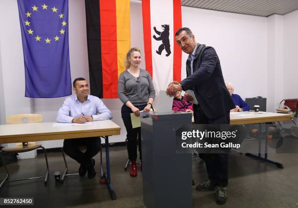 Cem Oezdemir, co-lead candidate of the German Greens Party , casts his ballot in German federal elections on September 24, 2017 in Berlin, Germany....