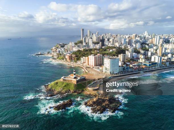 drohne blick auf küste und die skyline von salvador da bahia - salvador bahia stock-fotos und bilder