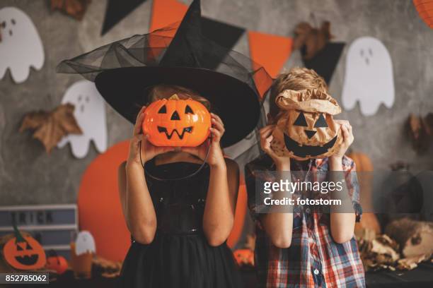 bambini che giocano con la decorazione di halloween - halloween foto e immagini stock