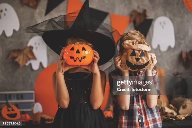 bambini che giocano con la decorazione di halloween - halloween kid foto e immagini stock