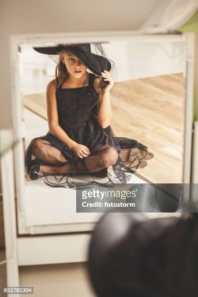 kleine hexe ist bereit für die halloween-party - little black dress stock-fotos und bilder
