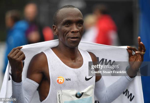 Kipchoge Eluid of Kenia celebrates winning the Berlin marathon on September 24, 2017 in Berlin, Germany.