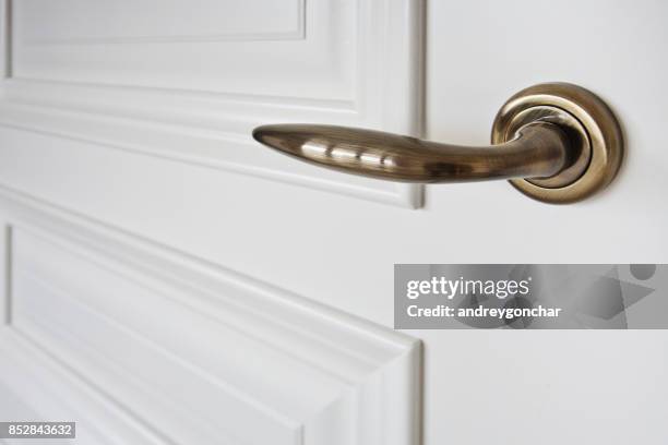 Metall Messing Türgriff Mit Einem Riegel Auf Die Weiße Innentüren  Türbeschläge Stock-Foto - Getty Images