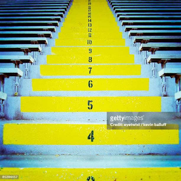 yellow stadium steps - green bay wisconsin - fotografias e filmes do acervo