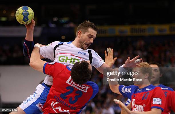 Bertrand Gille of Hamburg tries to score over Oliver Koehrmann of Grosswallstadt during the Bundesliga match between HSV Hamburg and TV...