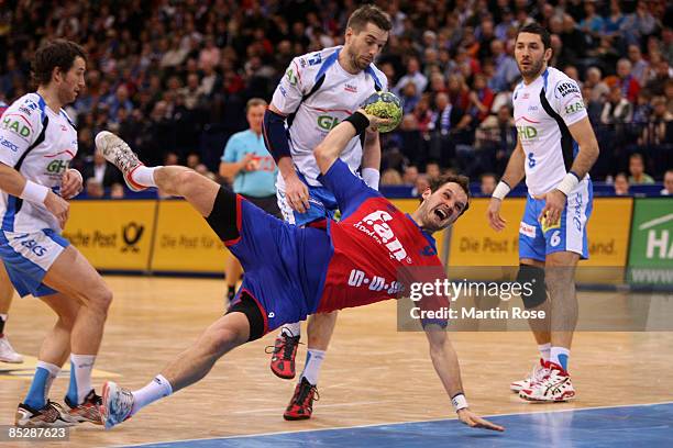 Jens Tiedtke of Grosswallstadt throws at goal during the Bundesliga match between HSV Hamburg and TV Grosswallstadt at the Color Line Arena on March...