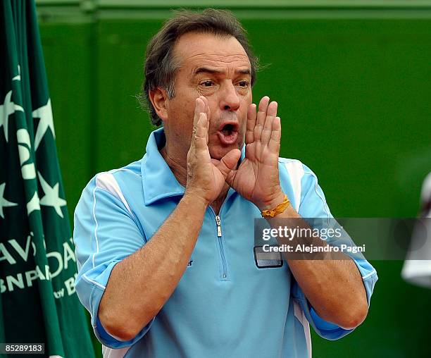 Argentina's team captain Modesto Vazquez gives instructions to his players Lucas Arnold and Martin Vasallo Arguello during their Davis Cup 2009 World...