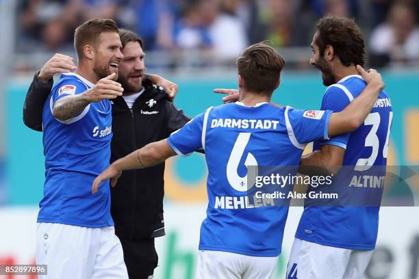 Tobias Kempe of Darmstadt celebrates his team's first goal with team mates Marvin Mehlem and Hamit Altintop and head coach Torsten Frings during the...