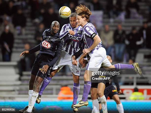 Bordeaux' defender Alou Diarra vies with Toulouse's defender Etienne Capoue and Cetto Mauro during their French L1 football match Toulouse vs...
