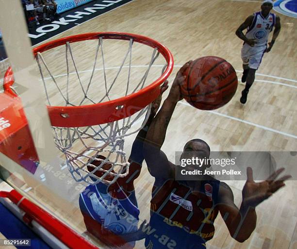 Immanuel McElroy of Berlin dunks the ball in the basket during the Basketball Bundesliga match between MEG Goettingen and Alba Berlin at the Lokhalle...