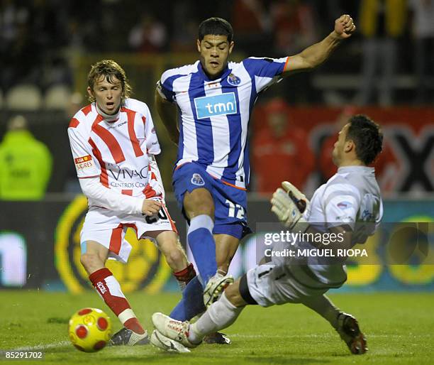 Porto's Brazilian Givanilno 'Hulk' Souza tries to score a goal next Leixoes SC´s goalkeeper Antonio Pimparel "Beto" and Nuno Laranjeiro during their...