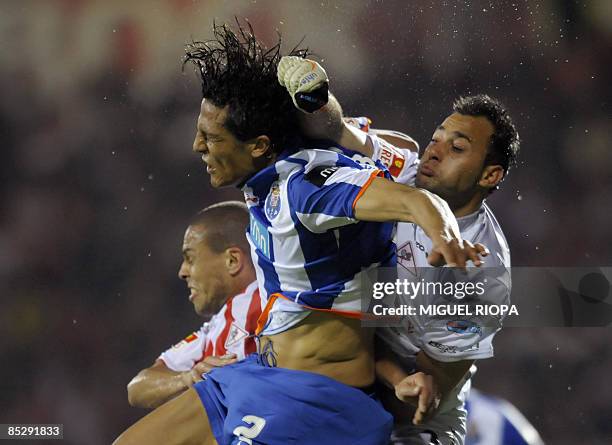 Porto's Bruno Alves clashes with Leixoes SC´s goalkeeper Antonio Pimparel "Beto" during their Portuguese First league football match at the Mar...