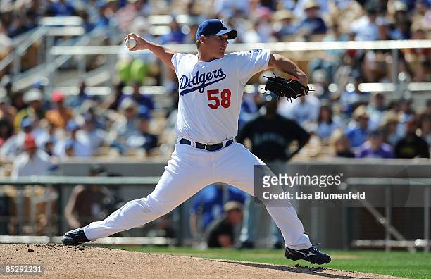 Chad Billingsley of the Los Angeles Dodgers pitches during a Spring Training game against the Seattle Mariners at Camelback Ranch on March 7, 2009 in...