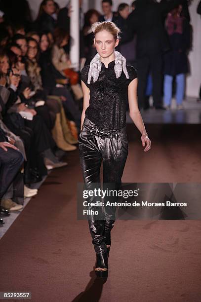 Models walk the runway at the Veronique Leroy Ready-to-Wear A/W 2009 fashion show during Paris Fashion Week at Espace Commines on March 6, 2009 in...