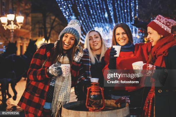 fêtes de noël sont les meilleurs amis - marché de noël photos et images de collection