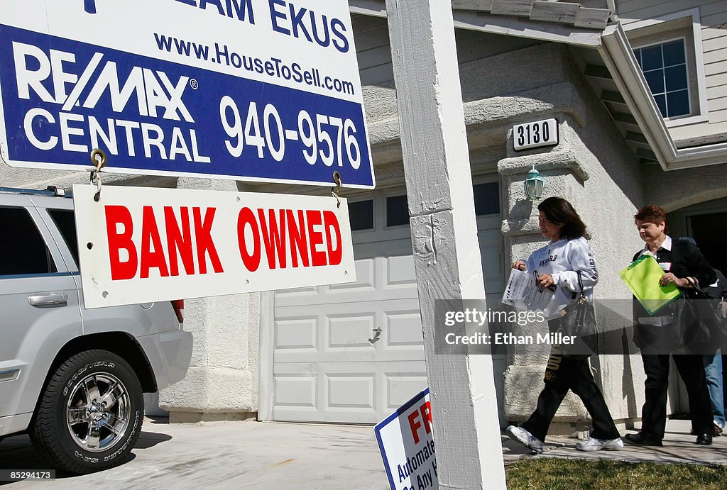 Real Estate Group Takes Prospective Buyers On Tour Of Foreclosed Homes
