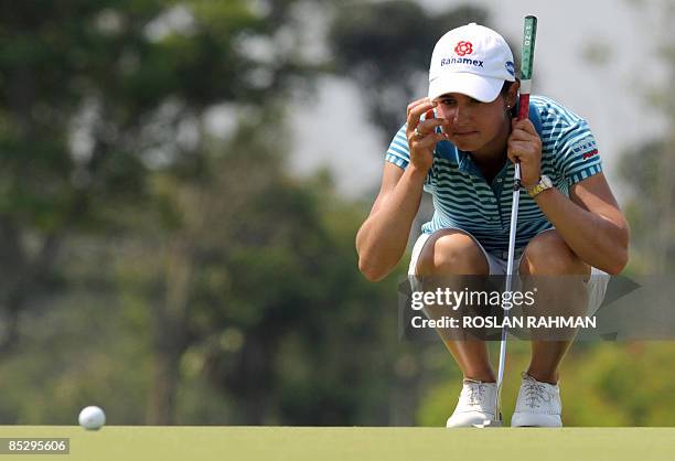 Mexican Lorena Ochoa lines up a putt on the 18th hole in the final round of the HSBC Women's Champions golf tournament in Singapore on March 8, 2009....