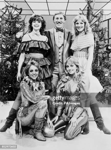 Bruce Forsyth with his 'Dolly Dealers' on the set of Play Your Cards Right. Standing : Camilla Blair and Natalie Shaw. Front : Denni Kemp and Gillian...