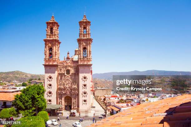 church of santa prisca, taxco de alarcon, mexico - puebla mexico fotografías e imágenes de stock