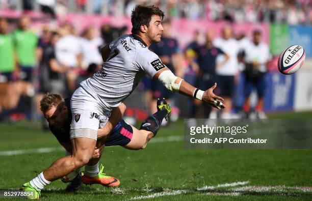 Toulon's Argentinian flanker Facundo Isa passes the ball during the French Top 14 rugby union match between Stade Francais and Toulon at the...