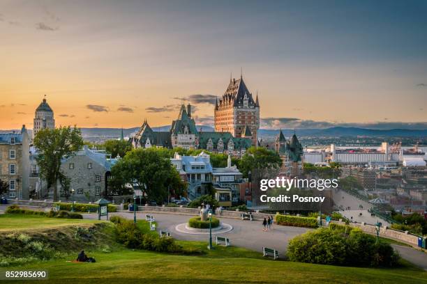 quebec city skyline, canada - hotel chateau frontenac stock-fotos und bilder