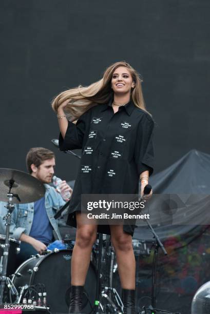 Singer Baraz 341 Alina Baraz Stock Photos, High-Res Pictures, and Images - Getty Images