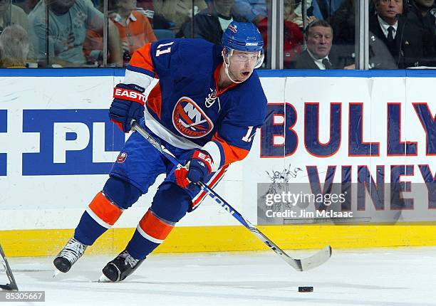 Andy Hilbert of the New York Islanders skates against the Phoenix Coyotes on March 8, 2009 at Nassau Coliseum in Uniondale, New York. The Isles...