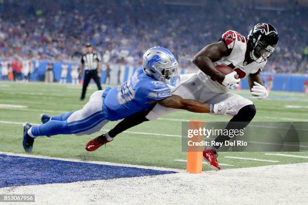 Mohamed Sanu of the Atlanta Falcons scores a touchdown against Quandre Diggs of the Detroit Lions during the first quarter action at Ford Field on...