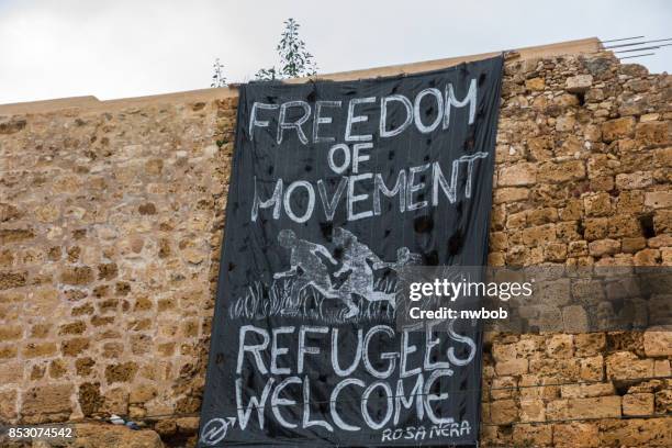 banner välkomna flyktingar i kreta, grekland - sanctuary city bildbanksfoton och bilder