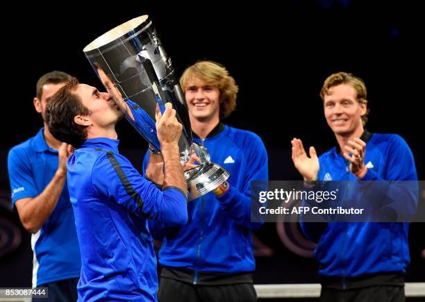 Roger Federer of Team Europe kisses the trophy of the Laver Cup on September 24, 2017 in Prague. / AFP PHOTO / Michal Cizek