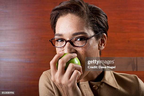 woman biting apple - queridinho do professor - fotografias e filmes do acervo