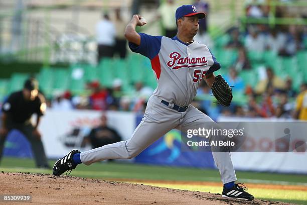 Ramiro Mendoza of Panama pitches against The Dominican Republic during the 2009 World Baseball Classic Pool D match on March 8, 2009 at Hiram Bithorn...