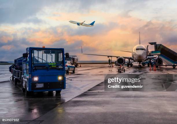 Loading In Flight Aircraft Loading Cargo Photos and Premium High Res Pictures - Getty Images