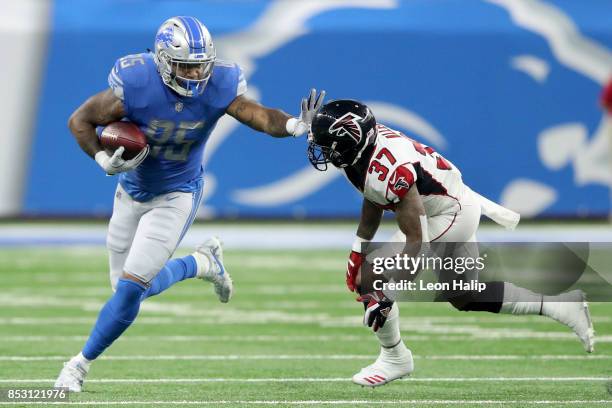 Eric Ebron of the Detroit Lions runs against Ricardo Allen of the Atlanta Falcons during the second half at Ford Field on September 24, 2017 in...