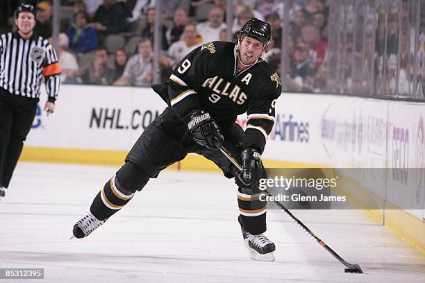 Mike Modano of the Dallas Stars handles the puck against the Montreal Canadiens on March 8, 2009 at the American Airlines Center in Dallas, Texas.