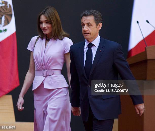 French President Nicolas Sarkozy and his wife Carla Bruni attend a welcoming ceremony at the National Palace in Mexico City on March 9, 2009. Sarkozy...