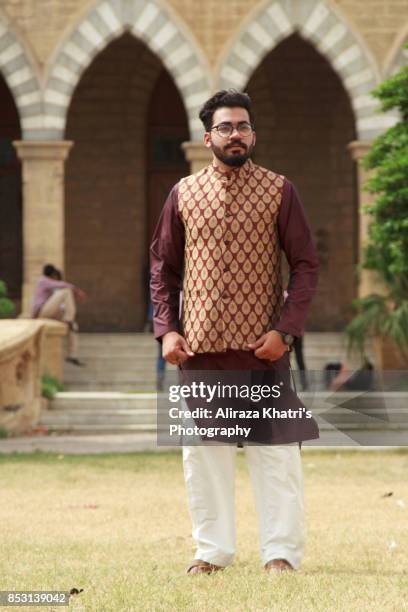 middle eastern india pakistan men's wear style - kurta stockfoto's en -beelden