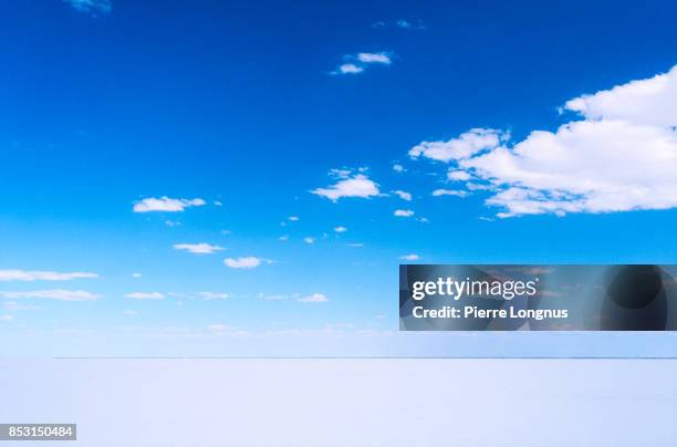 bonneville salt flats, utah, usa - horizonte sobre tierra fotografías e imágenes de stock