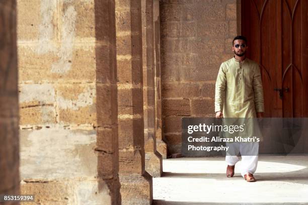 middle eastern india pakistan men's wear style - pakistani flag stock-fotos und bilder