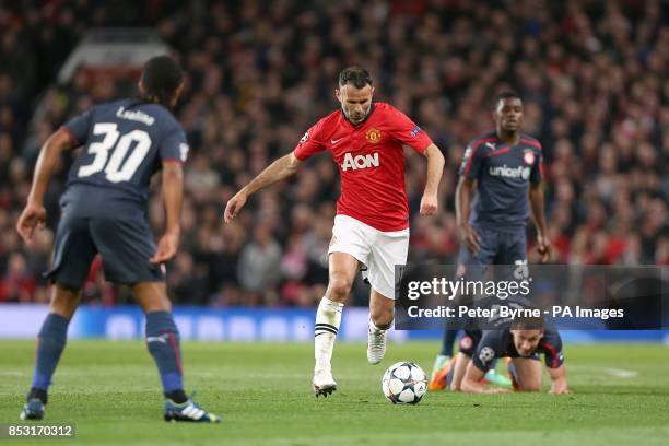 Manchester United's Ryan Giggs gets away from Olympiakos' Hernan Perez