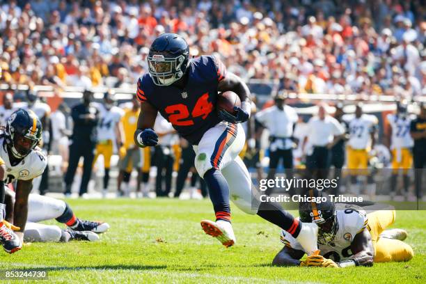 Chicago Bears running back Jordan Howard runs for a 4-yard touchdown in the first quarter as Pittsburgh Steelers inside linebacker Vince Williams is...