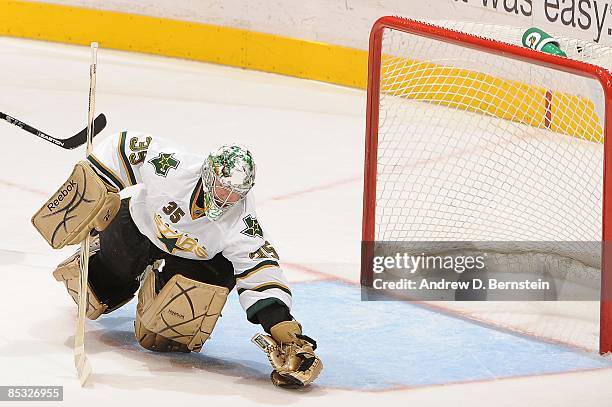 Marty Turco of the Dallas Stars stops the puck in the crease during the game against the Los Angeles Kings on March 5, 2009 at Staples Center in Los...