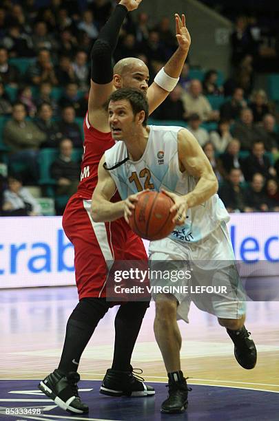 EclipseJet's Tamien Trent and Mons's Nate Reinking fight for the ball during the Eurochallenge match Dexia Mons Hainaut vs EclipseJet My Guide...