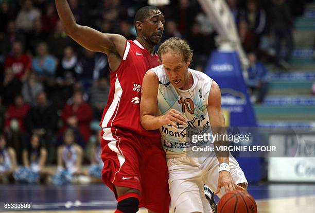 EclipseJet's Victor Thomas and Mons' Travis Conlan fight for the ball during the Eurochallenge match Dexia Mons Hainaut vs EclipseJet My Guide...