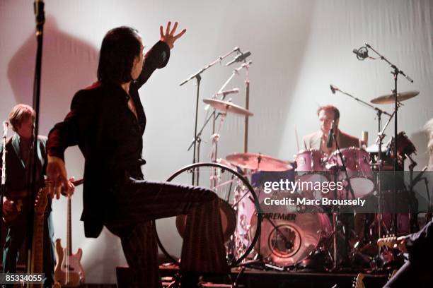 Photo of Nick CAVE and Nick CAVE & THE BAD SEEDS, Nick Cave performing on stage, dancing